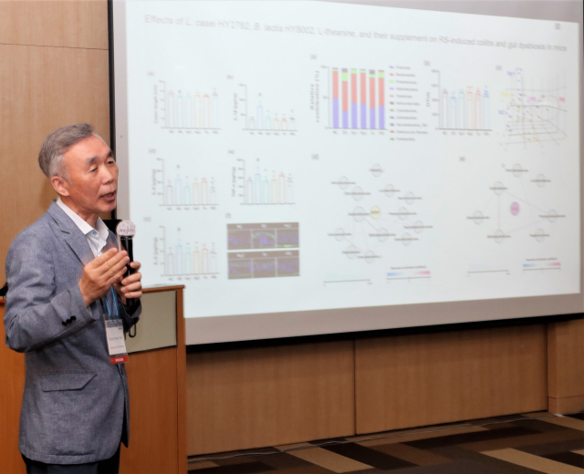 김동현 경희대 교수가 지난 29일 제주도 제주국제컨벤션센터에서 열린 '2023 한국식품과학회 국제학술대회'에서 프로바이오틱스 관련 연구 성과를 발표하고 있다. /사진 제공=hy