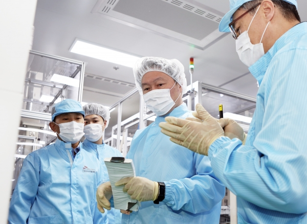 최태원(가운데) SK그룹 회장이 2019년 서산 배터리 공장을 찾아 배터리 셀에 대한 설명을 듣고 있다. 사진 제공=SK이노베이션