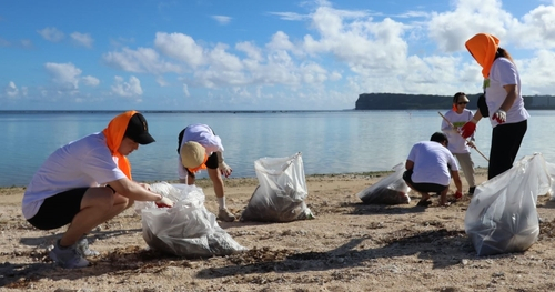 진에어 직원들이 30일 태풍 마와르의 피해를 입은 괌의 투몬 해변에서 피해 복구 활동을 하고 있다. 사진제공=진에
