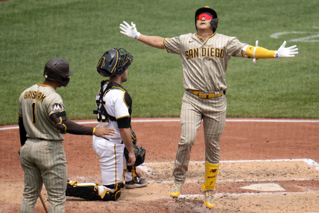 샌디에이고 김하성(오른쪽)이 30일 MLB 피츠버그 파이리츠전에서 홈런을 친 뒤 세리머니 하고 있다. AP연합뉴스