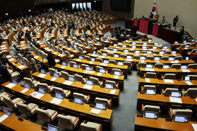 30일 오후 국회에서 열린 본회의에서 '노란봉투법'(노동조합 및 노동관계조정법 개정안) 부의의 건이 여당인 국민의힘 의원들의 퇴장 속에 표결 처리되고 있다. 연합뉴스