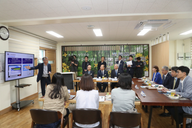 경상남도교육청이 30일 창원상남초등학교에서 이주호 부총리겸 교육부장관과 박종훈 교육감이 참관한 가운데 디지털 기술을 활용한 수업을 선보이고 교육공동체 간담회를 열었다. /사진제공=경남도교육청