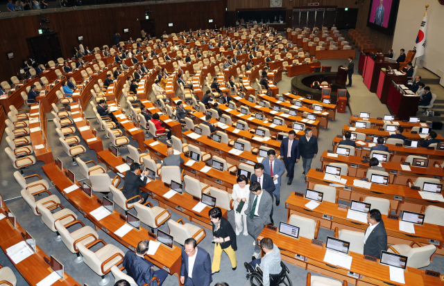 30일 국회 본회의에서 국민의힘 의원들이 ‘노란봉투법(노동조합 및 노동관계조정법 개정안)’ 부의 여부 토론 중 퇴장하고 있다. 연합뉴스