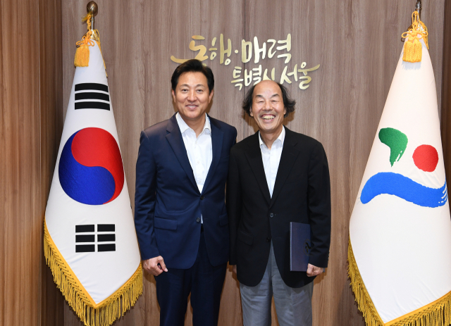 오세훈 시장이 30일 강병근 서울총괄건축가에게 위촉장을 수여하고 기념촬영을 하고 있다. 사진제공=서울시