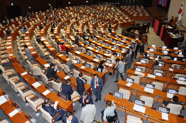 30일 국회 본회의에서 국민의힘 의원들이 '노란봉투법'(노동조합 및 노동관계조정법 개정안) 부의 여부 토론 중 퇴장하고 있다. 연합뉴스