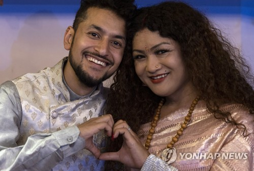 성소수자 커플 '결혼' 잠정허용한 그 나라…남아시아서는 처음