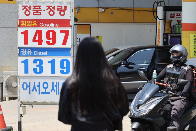 이번 주 국내 주유소에서 휘발유와 경유 가격이 동반 내림세를 이어갔다.사진은 18일 서울 시내 주유소 모습/연합뉴스
