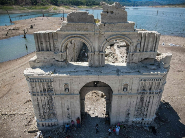 가뭄으로 저수지가 마르자 460년 전 지어졌던 멕시코 케출라 교회가 완전한 모습을 드러냈다. AFP 연합뉴스