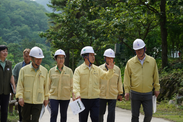 남성현(오른쪽에서 세번째) 산림청장이 2일 충북 보은군 국립속리산말티재자연휴양림에서 집중호우에 대비해 시설물 안전점검에 나서고 있다. 사진제공=산림청