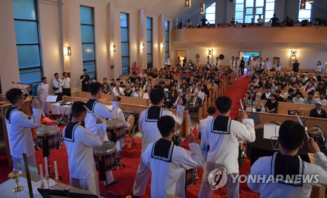 대한민국 해군 군악대가 1일(현지 시간) 캐나다 핼리팩스시 한인교회에서 열린 캐나다 참전 용사 보훈 음악회에서 공연하고 있다. 연합뉴스