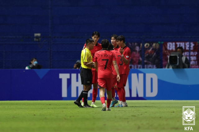 2일 일본과의 U-17 아시안컵 결승에서 고종현이 퇴장 명령을 받자 항의하는 한국 선수들. 사진 제공=대한축구협회