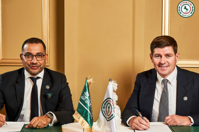 스티븐 제라드(오른쪽)가 사우디아라비아 프로축구 알에티파크와 감독직 계약을 체결했다. AFP연합뉴스