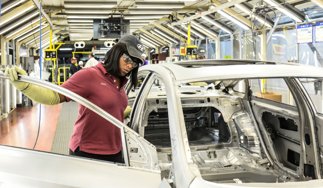 현대자동차 미국 앨라배마 생산 공장에서 직원이 완성차를 조립하고 있다. 사진 제공=현대차