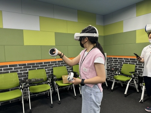 사진 설명. VR기기 오큘러스 퀘스트2를 활용해 가상현실을 체험하고 있는 학생(사진 제공: 국민대)