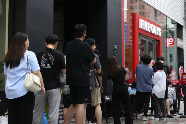 26일 한국 첫 매장을 연 미국 햄버거 브랜드 '파이브가이즈' 강남점 앞에서 시민들이 버거를 구매하기 위해 줄을 서 있다. 연합뉴스