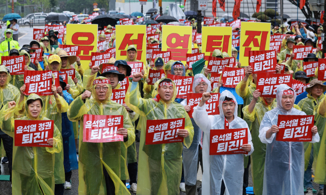 민주노총 전국협동조합 노조 조합원들이 4일 오후 서울 서대문구 NH농협중앙회 인근에서 농·축협 불공정 인사 전횡 근절, 비정규직 차별 규정 개정 등을 촉구하며 결의대회를 열고 있다./연합뉴스