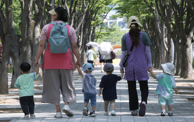 어린이집 아이들이 선생님과 함께 걷고 있는 모습. 연합뉴스