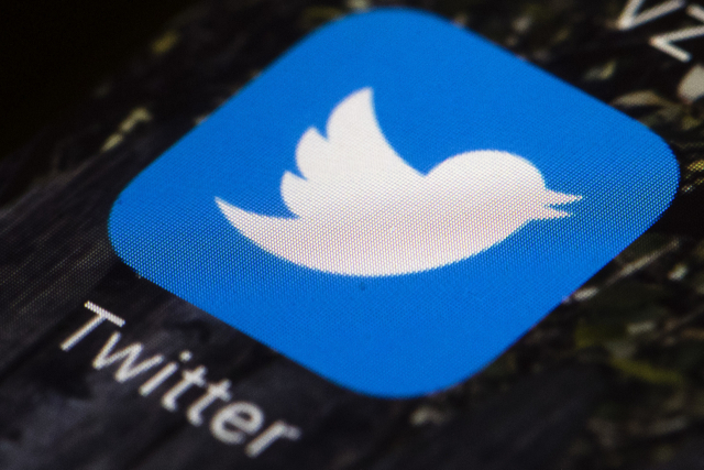 대표적 소셜 미디어인 트위터 로고가 스마트폰 화면에 보인다. AP연합뉴스
