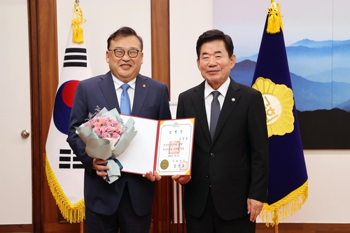 조경호(왼쪽) 신임 비서실장이 김진표 의장에게 받은 임명장을 들고 있다. 국회의장실