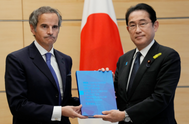 라파엘 그로시(왼쪽) 국제원자력기구(IAEA) 사무총장이 4일 기시다 후미오 일본 총리에게 후쿠시마 제1원전 오염수 방류 계획을 최종 평가한 종합보고서를 전달하고 있다. 아사히신문