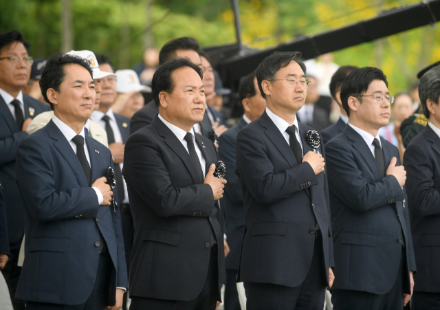 박민식 보훈부 장관(왼쪽부터), 이권재 오산시장, 신범철 국방부 차관이 5일 오후 오산시 죽미령 평화공원에서 열린 ‘유엔군 초전기념 및 미 스미스부대 전몰용사 추도식’에 참가해 경례하고 있다. 사진 제공 = 오산시