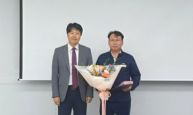 김홍섭 고용노동부 강원지청장(왼쪽)과 휴젤 권순우 부사장이 ‘산업재해예방 고용노동부장관 표창’ 시상식 이후 기념 촬영을 하고 있다. 사진 제공=휴젤