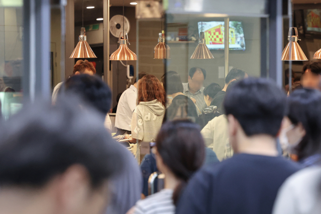 지난달 서울 한 빌딩 지하에서 직장인들이 점심을 먹기 위해 줄을 서 있다. 연합뉴스