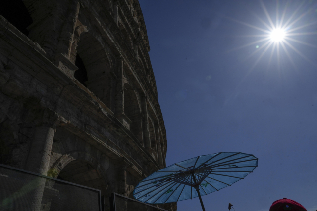 전 세계가 폭염에 시달리고 있다. 사진은 로마의 콜로세움. 5일 전세계의 평균기온이 관측 이래 가장 높았다. AP연합뉴스