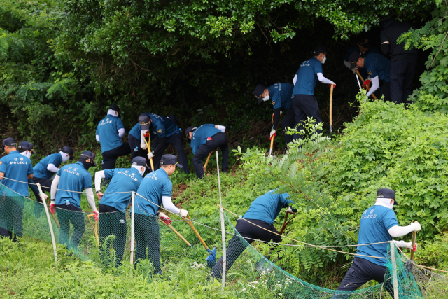 5일 오전 경찰이 영아 시신이 암매장 된 것으로 추정되는 부산 기장군 기장읍 죽성리 한 야산을 수색하고 있다. 이곳은 아동학대치사 혐의로 불구속 입건돼 경찰 수사를 받는 친모 A씨가 8년 전인 2015년 2월 생후 8일 된 본인의 딸 B양이 집에서 갑자기 숨지자 유기했다고 지목한 곳이다. 연합뉴스