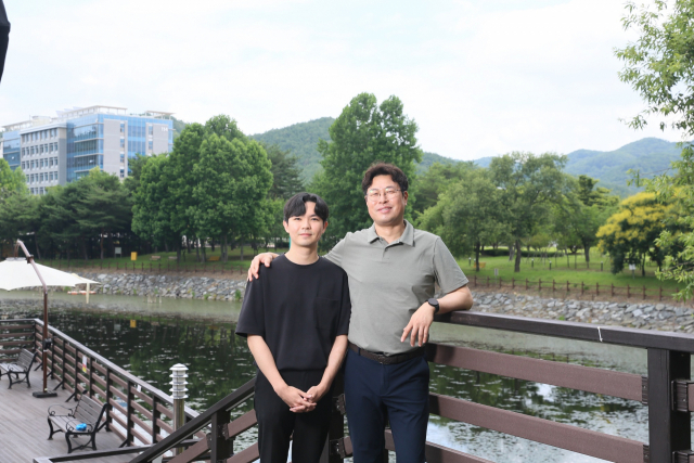 이번 연구를 진행한 제 1저자 김동후(왼쪽) 연구원과 장성연 교수. 사진제공=유니스트