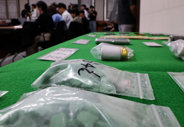 6일 오후 서울용산경찰서에 압수된 마약류가 놓여 있다. 연합뉴스