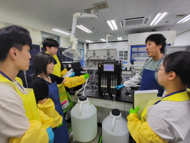 한국원자력연구원이 운영중인 ‘방사능 분석학교’ 참가자들이 ‘환경 중 스트론튬-90 신속 분석기술’을 실습하고 있다. 사진제공=한국원자력연구원