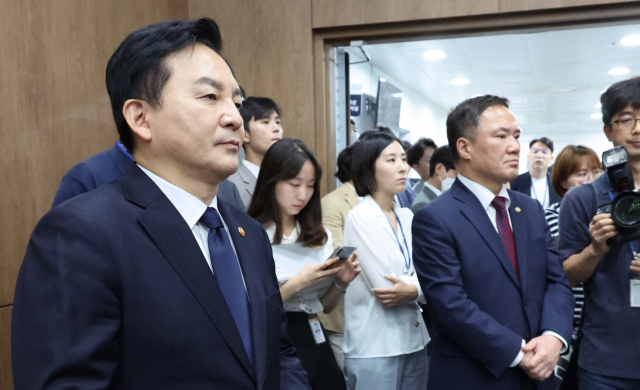 원희룡 국토교통부 장관과 백원국 국토부 제2차관이 6일 오전 서울 여의도 국회소통관에서 국민의힘 소속 국토위원들의 ‘서울~양평 고속도로에 대한 가짜 뉴스’ 관련 실무 당정협의회 결과 브리핑을 듣고 있다. 연합뉴스