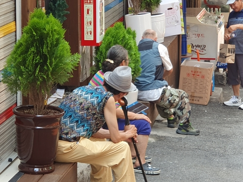 3일 오후 서울 용산구 동자동 쪽방촌 골목에서 주민들이 휴식을 취하고 있다. 사진=연합뉴스