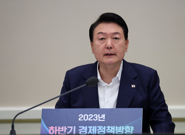 尹 “킬러 규제 걷어내라”…인기협 “온플법 철회해야”