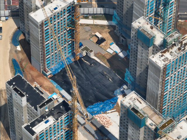6일 촬영한 GS건설의 검단신도시 아파트 건설현장. 지난 4월 사고가 발생한 구역이 가려져 있다. 연합뉴스