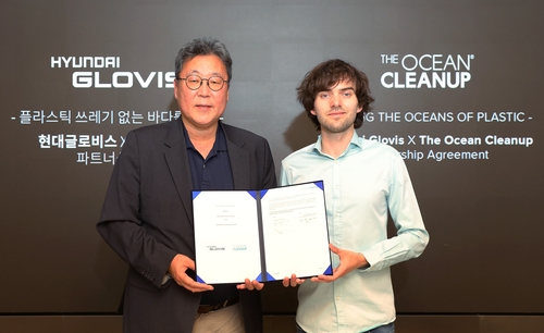 이규복(왼쪽) 현대글로비스 대표와 보얀 슬랫 오션클린업 최고경영자(CEO)가 5일 서울 현대글로비스 본사에서 파트너십을 체결하고 있다. 사진 제공=현대글로비스
