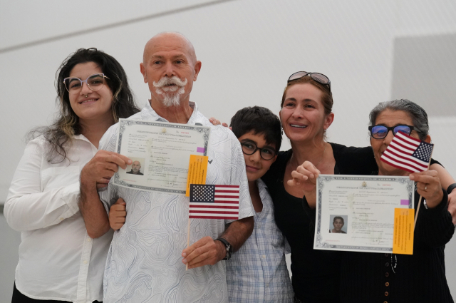 3일(현지 시간) 미국 세인트루이스주에서 열린 시민권 선서식에서 귀화한 이민자 가족이 기념 사진을 찍고 있다.UPI연합뉴스