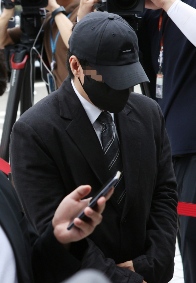 SG(소시에테제네랄)증권발 폭락 사태로 구속기소돼 재판을 받고 있는 H투자자문업체 대표 라덕연 씨와 공모해 무등록 투자일임 영업을 하고 100억 원 상당의 범죄수익을 숨긴 N갤러리 대표 남 모 씨가 6일 오전 서울 양천구 서울남부지방법원에서 열린 영장실질심사에 출석하기 위해 법정으로 향하고 있다. 연합뉴스