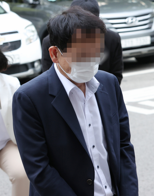 SG(소시에테제네랄)증권발 폭락 사태로 구속기소돼 재판을 받고 있는 H투자자문업체 라덕연 씨와 공모해 시세조종 일당에게 약 130억원과 증권계좌를 빌려주고 수억원을 수수한 혐의를 받는 H증권 부장 한 모 씨가 6일 오전 서울 양천구 서울남부지방법원에서 열린 영장실질심사에 출석하기 위해 법정으로 향하고 있다. 연합뉴스