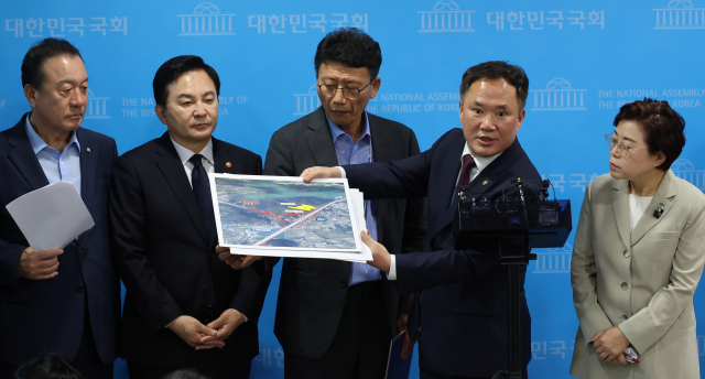 기자 질문에 답하는 백원국 국토교통부 제2차관. 연합뉴스