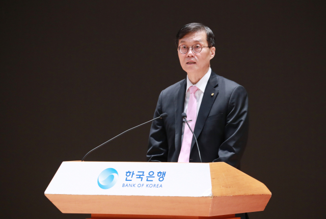 이창용 한국은행 총재가 12일 서울 중구 한국은행에서 열린 한국은행 창립 제73주년 기념식에서 기념사를 낭독하고 있다. 사진제공=한은