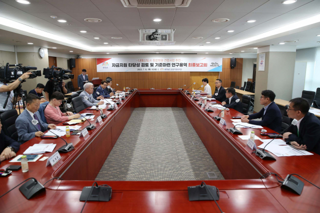 전형식(오른쪽에서 세번째_) 충남도 정무부지사가 내포종합병원 용역 최종보고회를 주재하고 있다. 사진제공=충남도