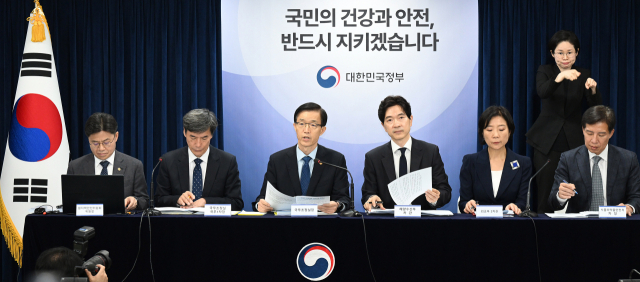 방문규(왼쪽 세 번째) 국무조정실장이 7일 오전 정부서울청사에서 후쿠시마 원전 오염수 방류에 대한 정부의 종합 보고서를 발표하고 있다. 오승현 기자