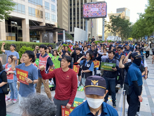 7일 오후 서울 중구 세종대로 서울파이낸스센터 앞에서 민주노총 서울본부 조합원 500여명이 윤석열 정부 퇴진과 의료 공공성 강화 등을 요구하는 집회를 진행하고 있다. 김남명 기자