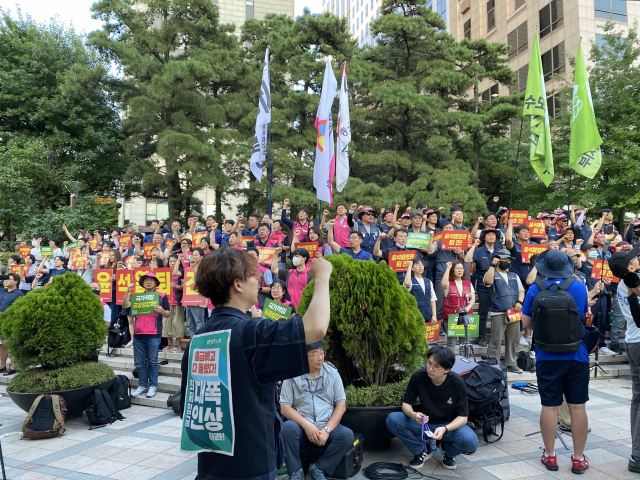 7일 오후 서울 중구 세종대로 서울파이낸스센터 앞에서 민주노총 서울본부 조합원 500여명이 윤석열 정부 퇴진과 의료 공공성 강화 등을 요구하는 집회를 진행하고 있다. 김남명 기자