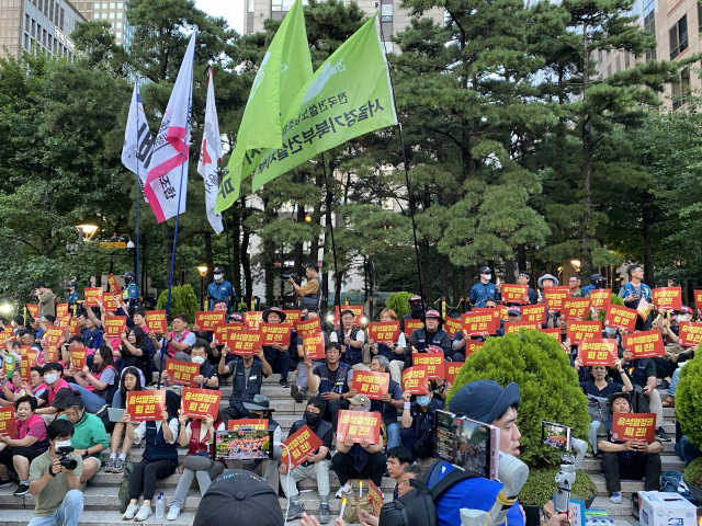 7일 오후 서울 중구 세종대로 서울파이낸스센터 앞에서 민주노총 서울본부 조합원 500여명이 윤석열 정부 퇴진과 의료 공공성 강화 등을 요구하는 집회를 진행하고 있다. 김남명 기자