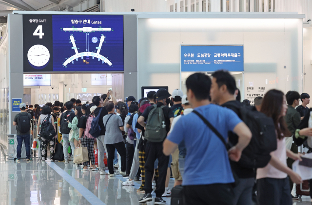 이달 2일 인천국제공항 제1여객터미널 출국장이 여행객들로 붐비고 있다. 연합뉴스