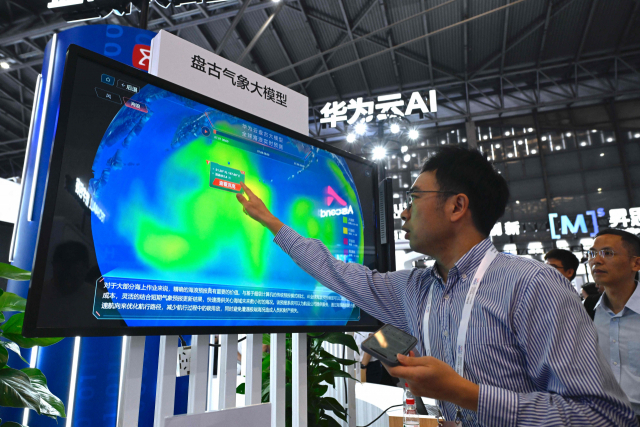 화웨이 직원이 7일 상하이에서 열린 세계 인공지능 회의(WAIC)에서 판구 3.0 기상 모델을 소개하고 있다. AFP연합
