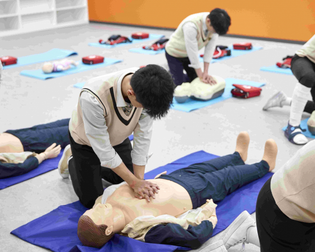 심폐소생술 교육받는 학생들. 사진 제공 = 경기도교육청